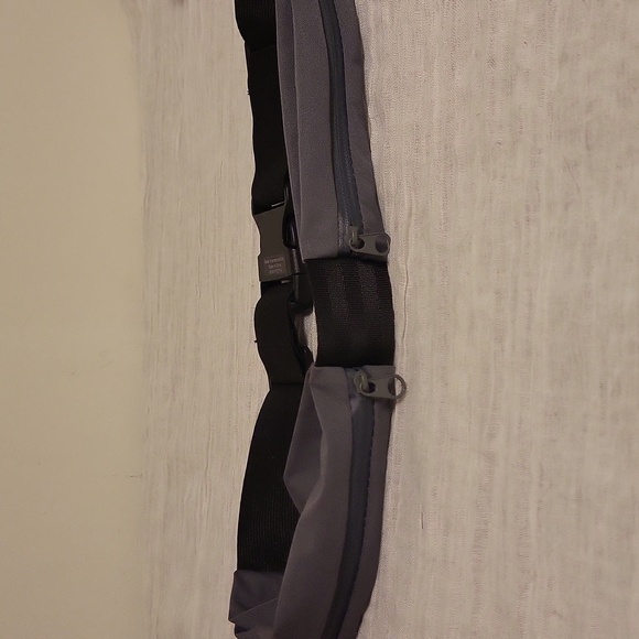 Sakar International  Inc. Accessories - Sports belt for running or traveling grey and black